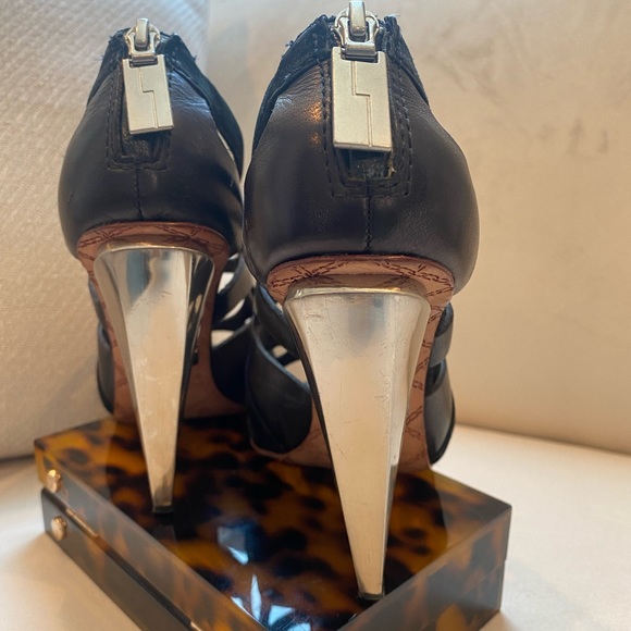 L.A.M.B leather and suede sandals with geometric metal heel. Size 6 - Picture 4 of 9